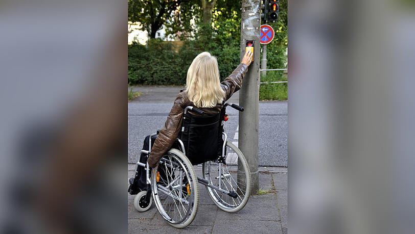 In Trudering wird momentan eine spezielle Ampel für Rollstuhlfahrer getestet. In Trudering wird momentan eine spezielle Ampel für Rollstuhlfahrer getestet.