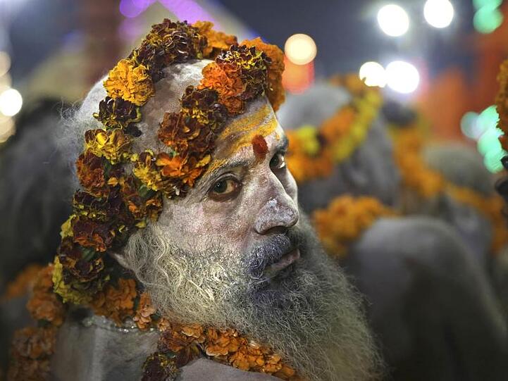 Ein hinduistischer Sadhu bereitet sich auf ein rituelles Bad während des Hindu-Festes "Kumbh Mela" vor.