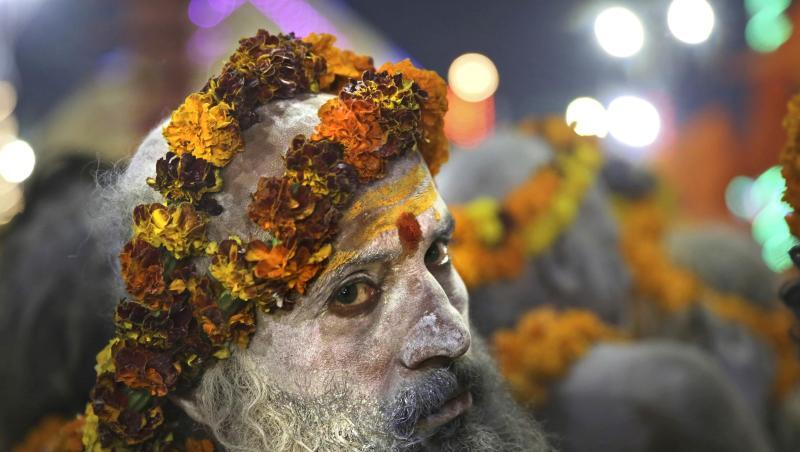 Ein hinduistischer Sadhu bereitet sich auf ein rituelles Bad während des Hindu-Festes "Kumbh Mela" vor. Ein hinduistischer Sadhu bereitet sich auf ein rituelles Bad während des Hindu-Festes "Kumbh Mela" vor.
