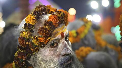 Ein hinduistischer Sadhu bereitet sich auf ein rituelles Bad während des Hindu-Festes "Kumbh Mela" vor.