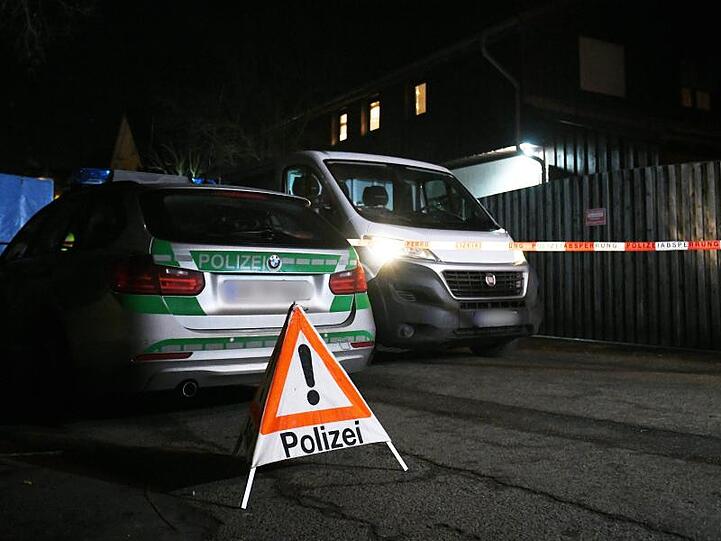 Ein Polizei- und ein Bestattungsfahrzeug stehen vor einem Haus in Starnberg. Foto: Angelika Warmuth/dpa