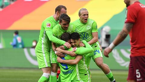 Wolfsburgs Josip Brekalo (M) jubelt mit den Mannschaftskameraden nach seinem Tor zum 1:0.