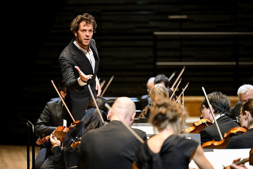 Der französische Dirigent Raphaël Pichon am Pult der MünchnerPhilharmoniker in der Isarphilharmonie.