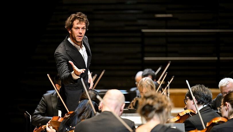 Der französische Dirigent Raphaël Pichon am Pult der MünchnerPhilharmoniker in der Isarphilharmonie.