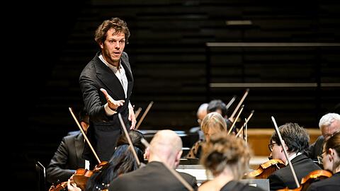 Der französische Dirigent Raphaël Pichon am Pult der MünchnerPhilharmoniker in der Isarphilharmonie.