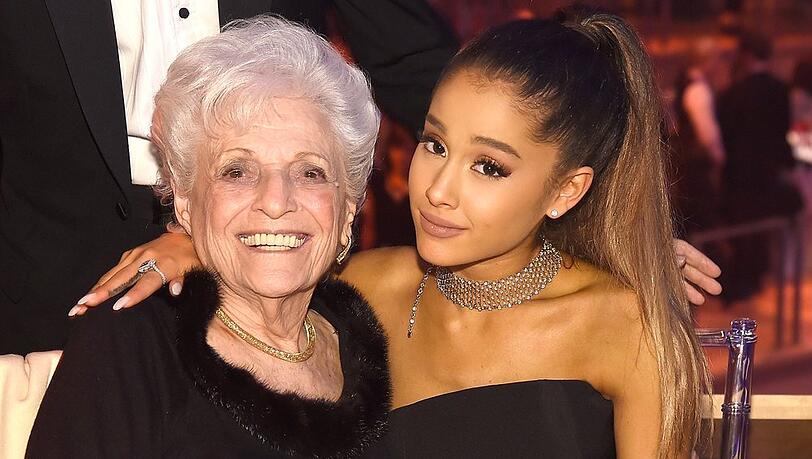 Ein Herz und eine Seele: Ariana Grande nimmt ihre Großmutter Marjorie gerne mit zu Veranstaltungen und holte sie auch schon auf die Bühne.