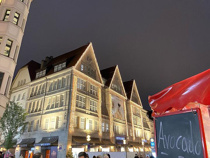Der Oberpollinger, wie die Münchner ihn im Advent lieben: Tausende Weihnachtslichter lassen die Fassade hinterm Karlstor strahlen. Der Oberpollinger, wie die Münchner ihn im Advent lieben: Tausende Weihnachtslichter lassen die Fassade hinterm Karlstor strahlen.