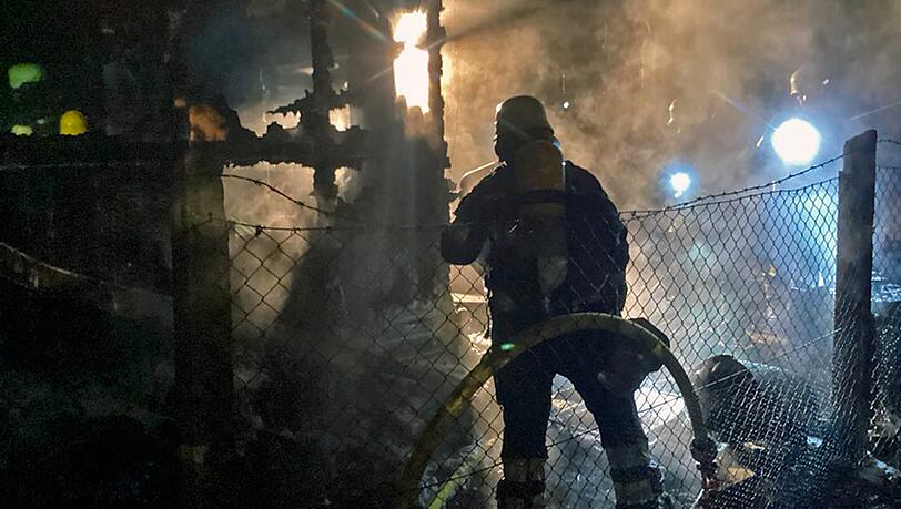 Beim Eintreffen der Feuerwehr stand die Gartenhütte bereits in Vollbrand. Beim Eintreffen der Feuerwehr stand die Gartenhütte bereits in Vollbrand.