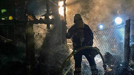 Beim Eintreffen der Feuerwehr stand die Gartenh&uuml;tte bereits in Vollbrand.