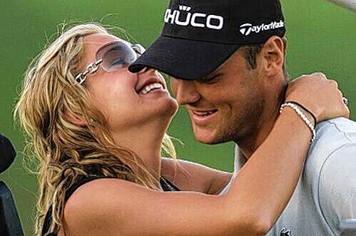 Glückwunsch von der Freundin: Martin Kaymer mit seiner Lebensgefährtin Alison Micheletti nach dem ersten Major-Triumph seiner Karriere.