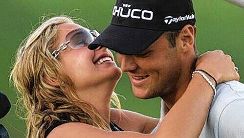 Glückwunsch von der Freundin: Martin Kaymer mit seiner Lebensgefährtin Alison Micheletti nach dem ersten Major-Triumph seiner Karriere. Glückwunsch von der Freundin: Martin Kaymer mit seiner Lebensgefährtin Alison Micheletti nach dem ersten Major-Triumph seiner Karriere.