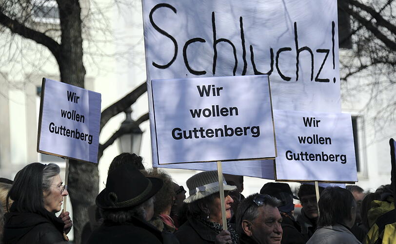 Die Münchner bezogen Stellung - für oder gegen Guttenberg - manchmal war das nicht eindeutig erkennbar.