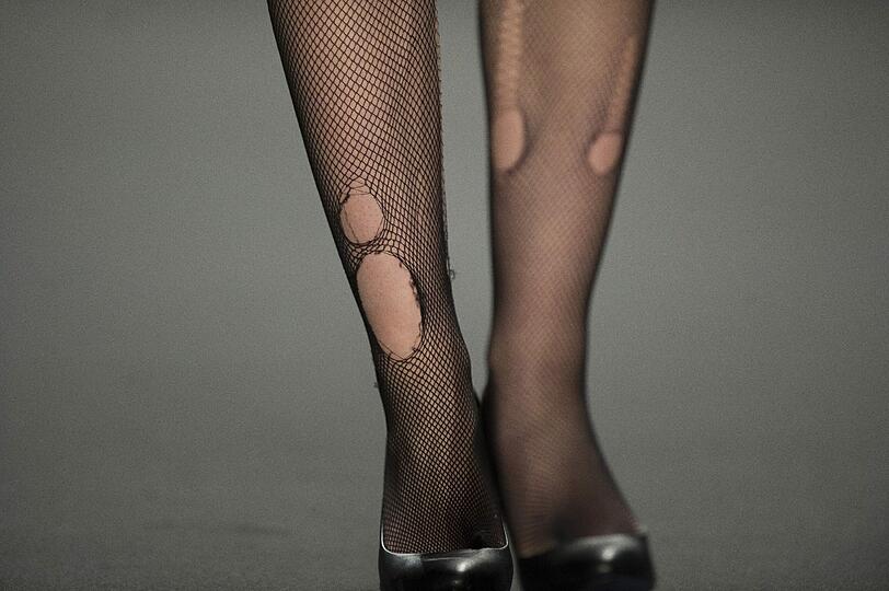 Eigenwillige Trends präsentiert das Label Lena Hoschek auf einer Modenschau im Zelt auf der Strasse des 17. Juni in Berlin zur Fashion Week.
