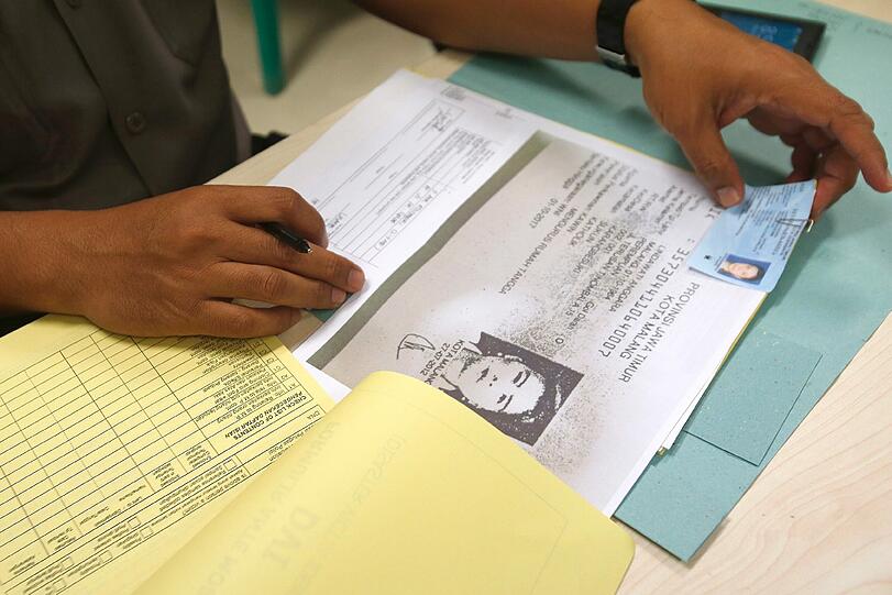Die indonesische Polizei sammelt Information von den Angehörigen der Opfer, die bei der Identifikation helfen sollen