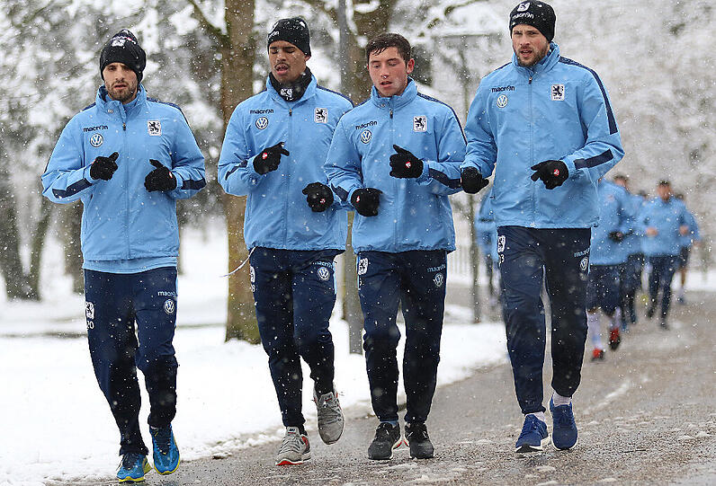 Für die Schneelöwen (v.l.): Valdet Rama, Rubin Okotie, Maximilian Wittek und Maximilian Beister fiel das Mannschaftstraining aus.