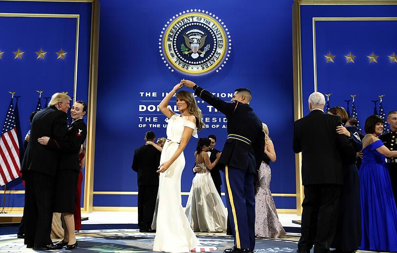 Der neue US-Präsident Donald Trump tanzt beim «Military Ball» in Washington (USA) mit einer Offizierin, während seine Ehefrau Melania von Staff Sergeant Jose A. Medina bei einem Tanz gedreht wird.