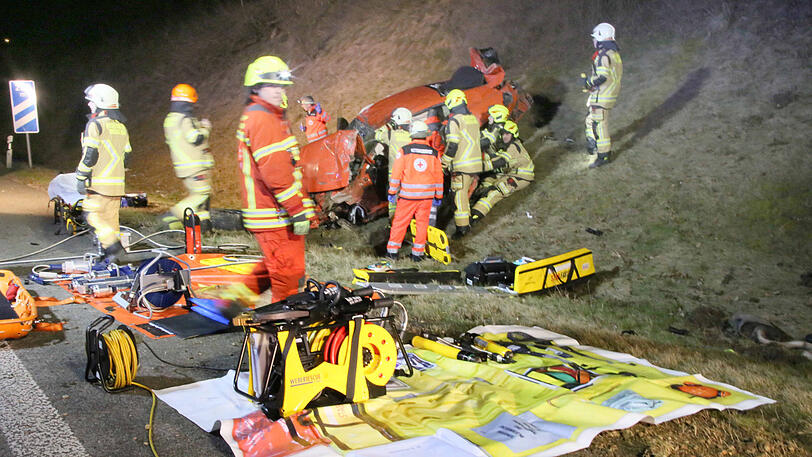 Die beiden Sportwagen sind Schrott, die A94 gleicht einem Trümmerfeld. Die Bilder vom schweren Unfall am Samstagabend.