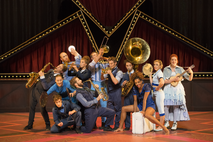 Menschen im Hotel: Das Programm des Cirque Eloize im Deutschen Theater.