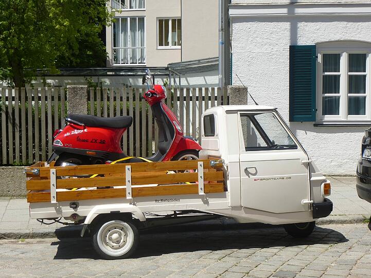 ... darauf der rote Roller.