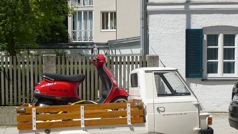 ... darauf der rote Roller. ... darauf der rote Roller.