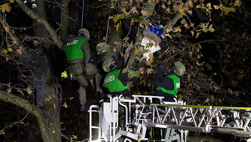 Einsatz gegen die Baumbesetzer: Polizisten seilen sich zu den Aktivisten ab – die Aktion dauert bis zum Samstag in der Früh. Einsatz gegen die Baumbesetzer: Polizisten seilen sich zu den Aktivisten ab – die Aktion dauert bis zum Samstag in der Früh.