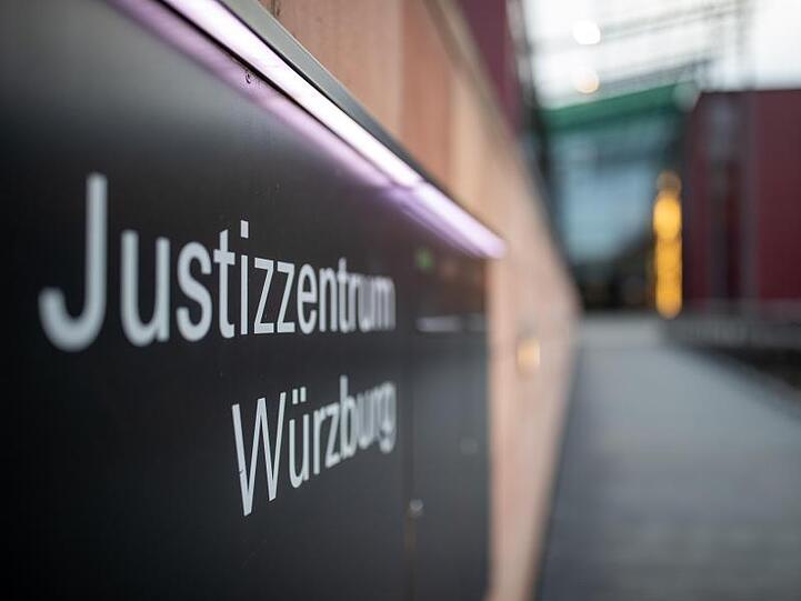 "Justizzentrum Würzburg" steht auf einem Schild im Eingangsbereich zum Landgericht. Foto: Daniel Karmann/dpa/Archivbild