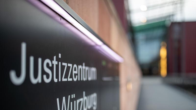 "Justizzentrum Würzburg" steht auf einem Schild im Eingangsbereich zum Landgericht. Foto: Daniel Karmann/dpa/Archivbild "Justizzentrum Würzburg" steht auf einem Schild im Eingangsbereich zum Landgericht. Foto: Daniel Karmann/dpa/Archivbild