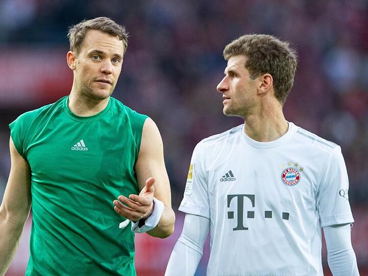 Manuel Neuer und Thomas Müller im Gespräch. Foto: Guido Kirchner/dpa