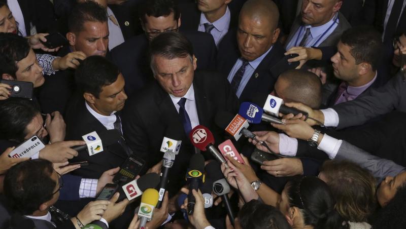 Brasiliens Präsident Jair Bolsonaro (M) spricht mit Journalisten, nachdem er das Dekret zum gelockerten Waffenrecht unterzeichnet hat.