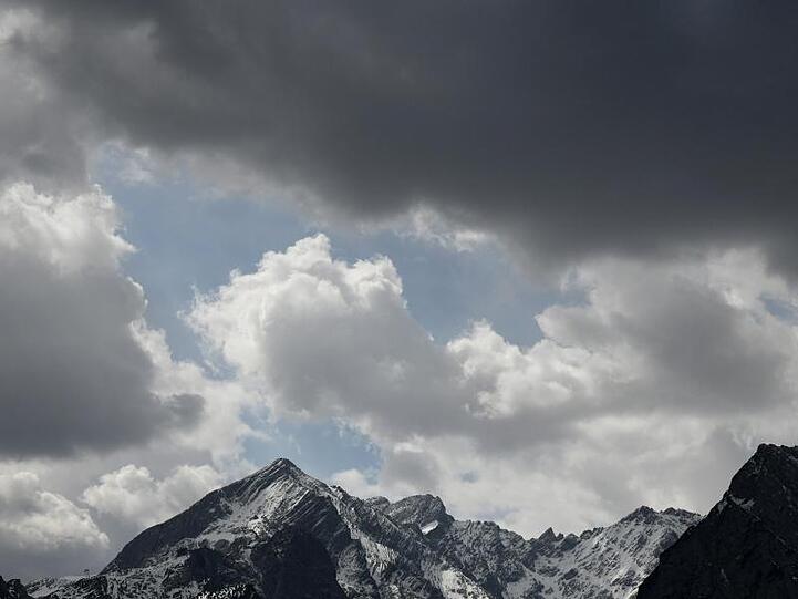 Dunkle Wolken ziehen über das Wettersteingebirge. Foto: Angelika Warmuth/dpa/Symbolbild
