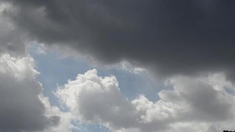 Dunkle Wolken ziehen über das Wettersteingebirge. Foto: Angelika Warmuth/dpa/Symbolbild