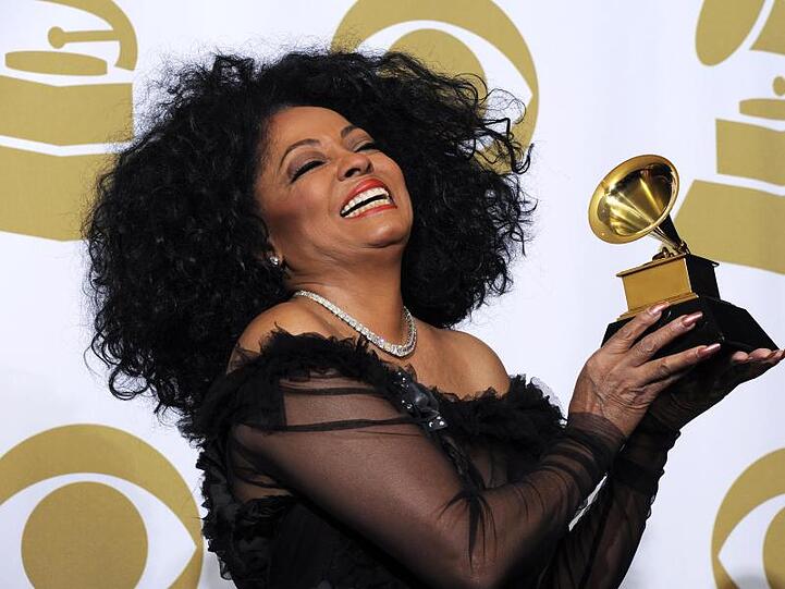 Diana Ross mit ihrem Grammy (2012).