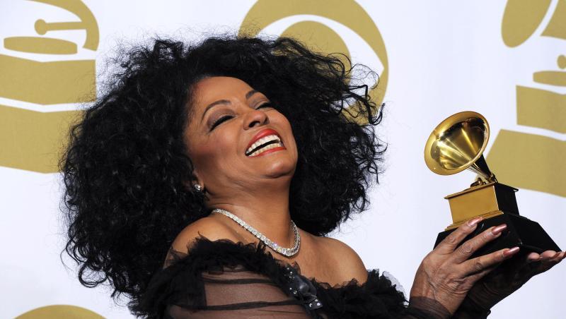 Diana Ross mit ihrem Grammy (2012). Diana Ross mit ihrem Grammy (2012).