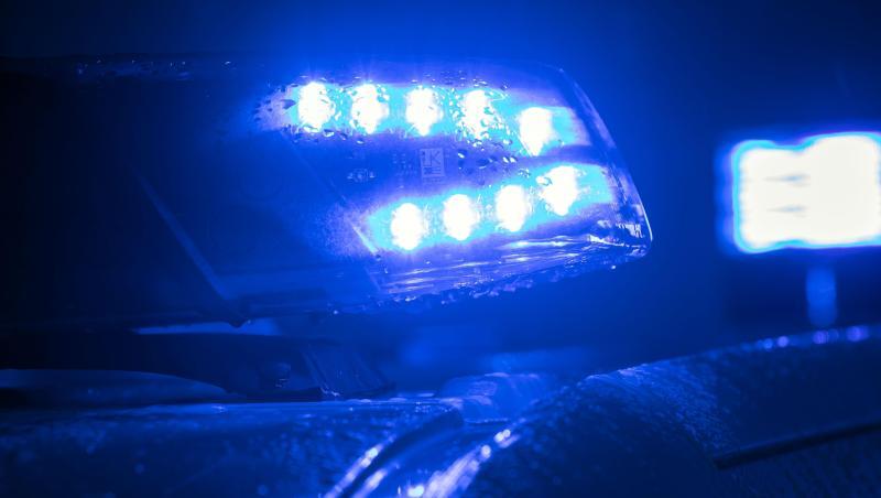 Blaulicht auf Polizei-Fahrzeug. Foto: Jens Büttner/Archiv Blaulicht auf Polizei-Fahrzeug. Foto: Jens Büttner/Archiv