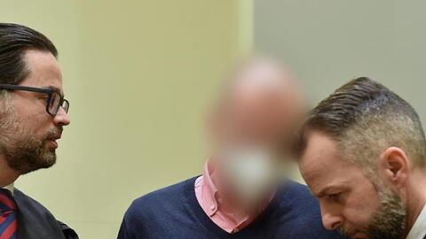 Geht gegen das Urteil des Landgerichts München: vor Der deutsche Sportmediziner Mark S. (M). im Gespräch mit seinen Anwälten.