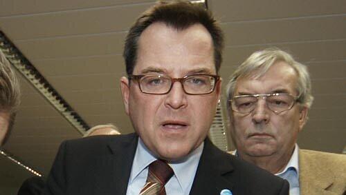 Fassungslos: OB-Kandidat Seppi Schmid sieht die ersten Prognosen und erkennt, dass er ein unerwartet schlechtes Ergebnis erreicht hat. Versteinert hinter ihm: CSU-Stadtrat Walter Zöller.