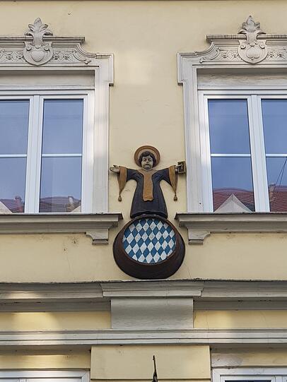 Dieses Kindl wacht an einem ehemaligen Hotel in der Damenstiftstraße.