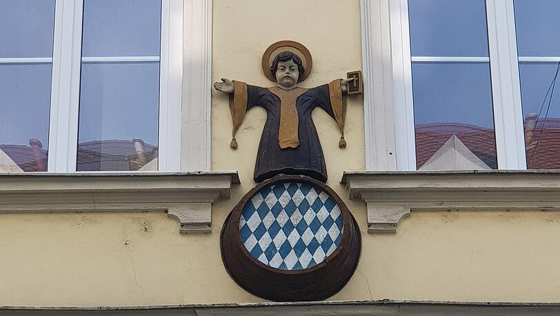 Dieses Kindl wacht an einem ehemaligen Hotel in der Damenstiftstraße. Dieses Kindl wacht an einem ehemaligen Hotel in der Damenstiftstraße.