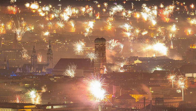 Silvesterfeuerwerk erhellt den Himmel über der Münchner Innenstadt. (Archiv)