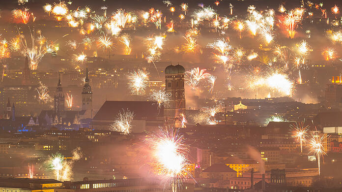 Silvesterfeuerwerk erhellt den Himmel über der Münchner Innenstadt. (Archiv)