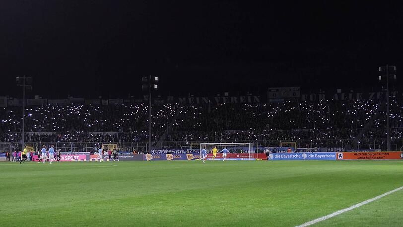 Die Löwen-Fans setzen ein Zeichen mit Smartphone-Taschenlampen. Die Löwen-Fans setzen ein Zeichen mit Smartphone-Taschenlampen.