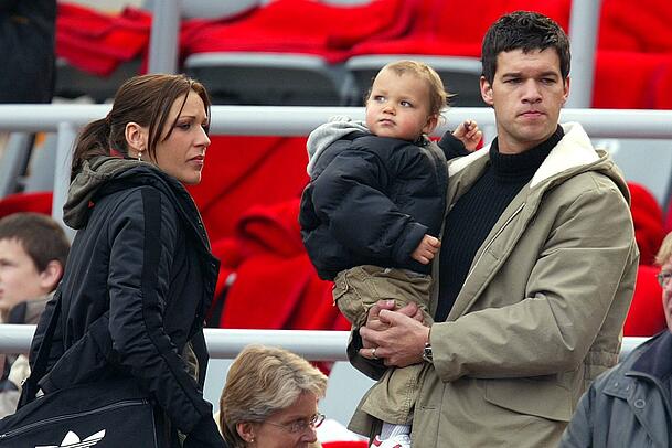 Simone und Michael Ballack im Jahr 2003 mit Sohnemann Louis. Simone und Michael Ballack im Jahr 2003 mit Sohnemann Louis.