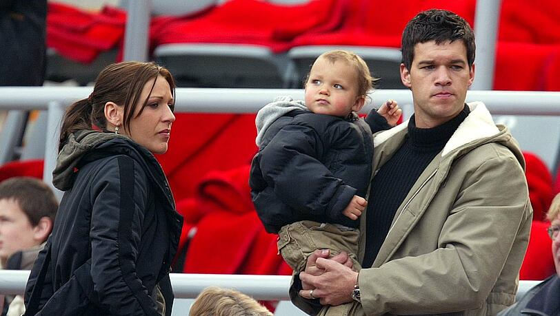 Simone und Michael Ballack im Jahr 2003 mit Sohnemann Louis. Simone und Michael Ballack im Jahr 2003 mit Sohnemann Louis.