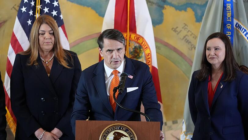 Der amtierende US-Justizminister Blanche stellte die Klage gegen Kubas Ex-Staatschef vor. Der amtierende US-Justizminister Blanche stellte die Klage gegen Kubas Ex-Staatschef vor.