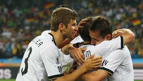 Thomas Müller (li.) ist in der DFB-Elf schon voll akzeptiert. Nicht nur, weil er Tore schießt. Thomas Müller (li.) ist in der DFB-Elf schon voll akzeptiert. Nicht nur, weil er Tore schießt.