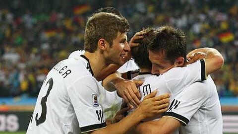 Thomas Müller (li.) ist in der DFB-Elf schon voll akzeptiert. Nicht nur, weil er Tore schießt.
