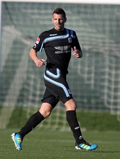 Probespieler Guillermo Vallori hat am Montag beim 2:0-Sieg der Löwen gegen Thun den ersten Härtetest im 1860-Trikot bewältigt - die Bilder.