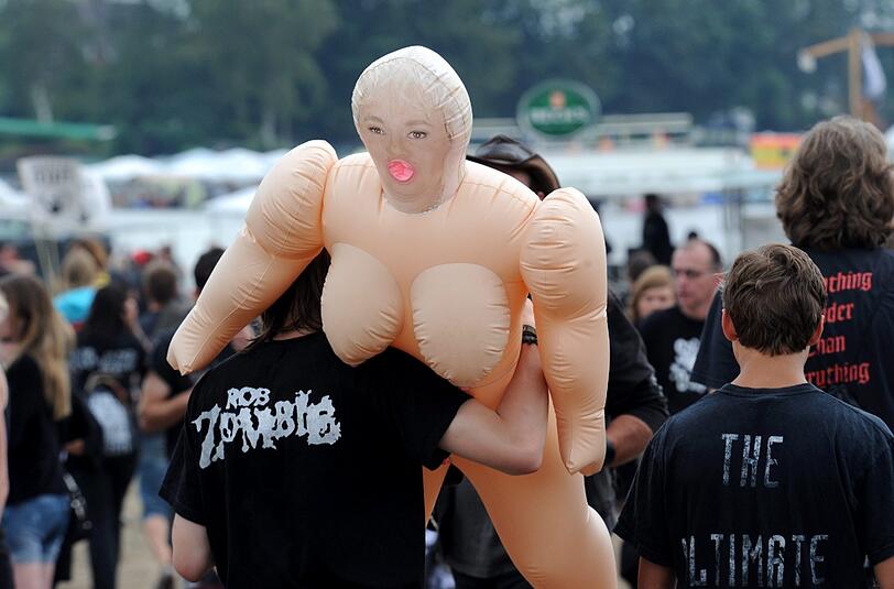 Wet T-Shirts, wilde Rocker, schräge Outfits: So verrückt war das Wacken-Festival 2011. wir zeigen die besten Bilder. EInfach weiterklicken!