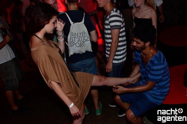 Imm Harry Klein unterwarfen sich die Clubber wieder dem Bass: "Slave To The Rhythm". Mehr Bilder aus dem Harry Klein unter:  www.nachtagenten.de
