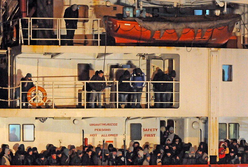 Wieder ein Frachter ohne Besatzung vor Italien: Hunderte von Flüchtlinge stehen auf dem Boot.